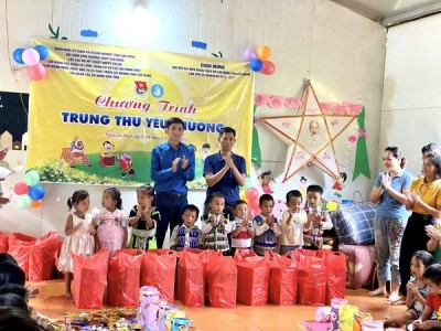 Đoàn Khối phối hợp tổ chức chương trình "Trung thu cho em" tại điểm trường Tiểu học Cộp My, xã Nguyễn Huệ, huyện Hòa An
