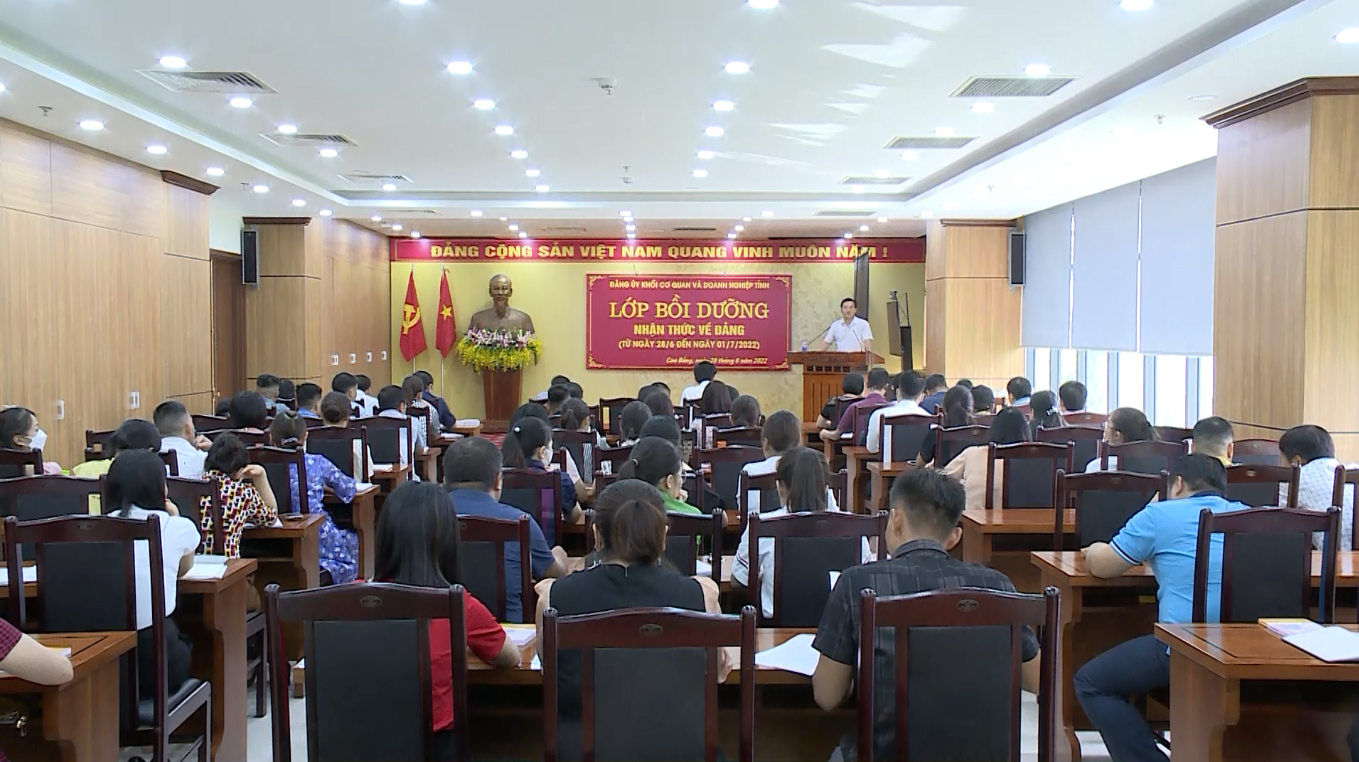 Đảng ủy Khối cơ quan và doanh nghiệp tỉnh bồi dưỡng lý luận chính trị cho đối tượng kết nạp Đảng.