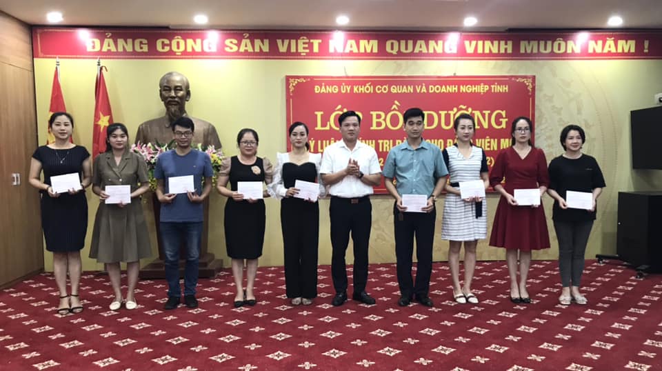 Lãnh đạo Đảng ủy Khối cơ quan và doanh nghiệp tỉnh trao giấy chứng nhận lớp bồi dưỡng lý luận chính trị dành cho đảng viên mới